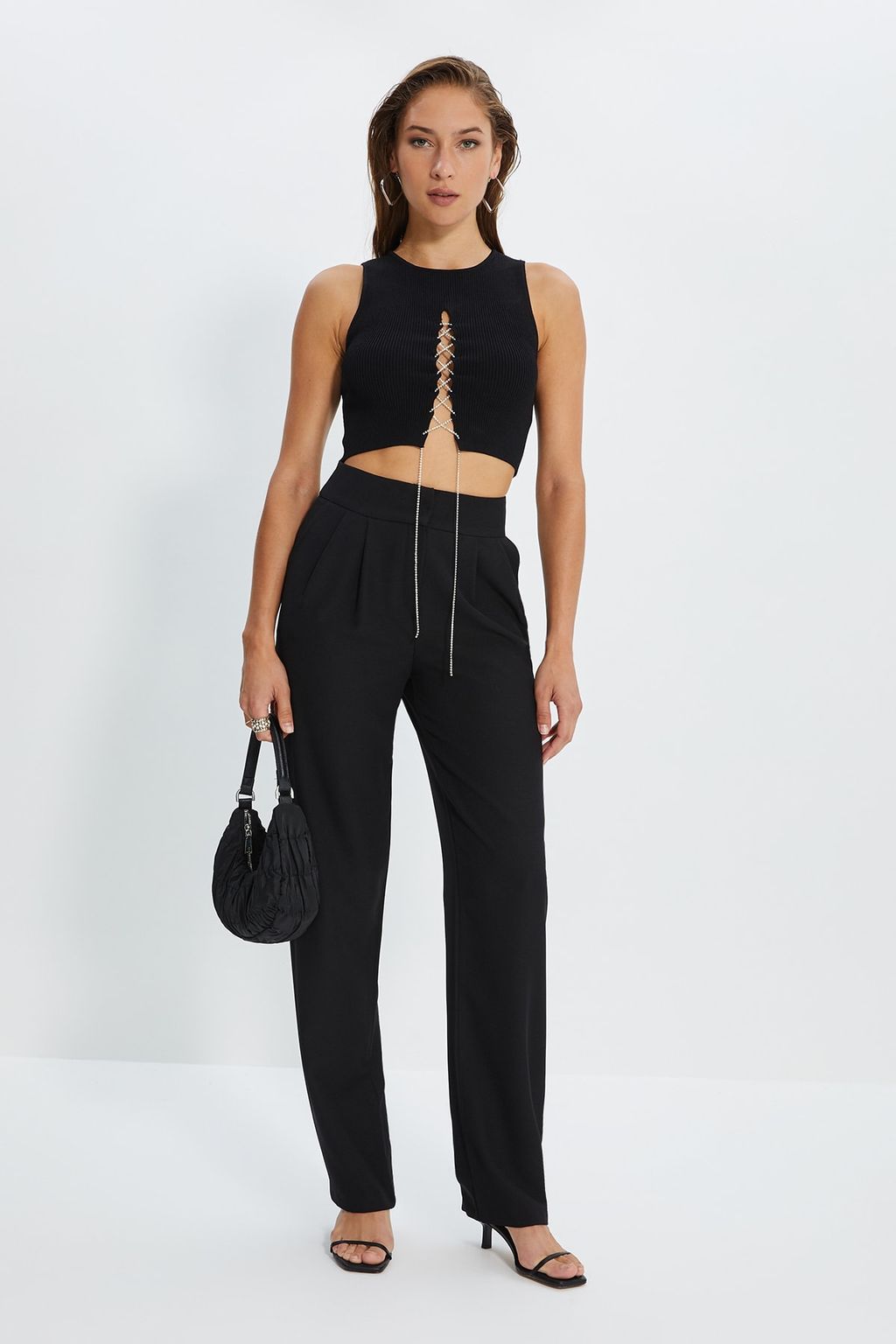 TRENDYOLMILLA Siyah Straight/Duz Kesim Pilili Dokuma Pantolon TWOSS19WX0017