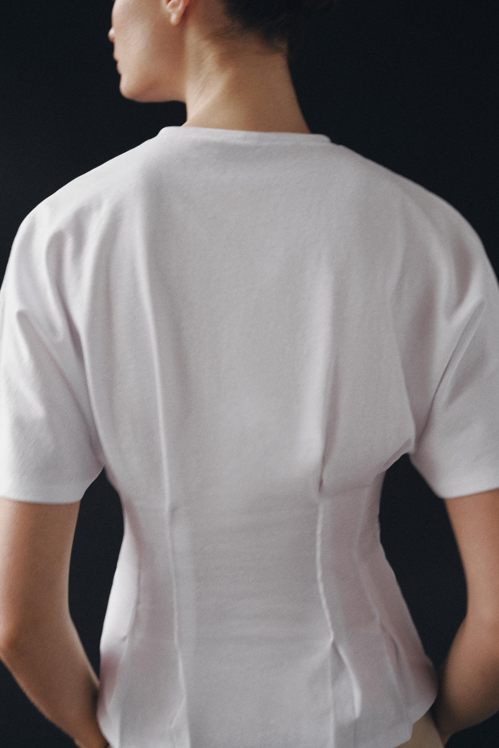 CAMISETA ENTALLADA PINZAS / Blanco