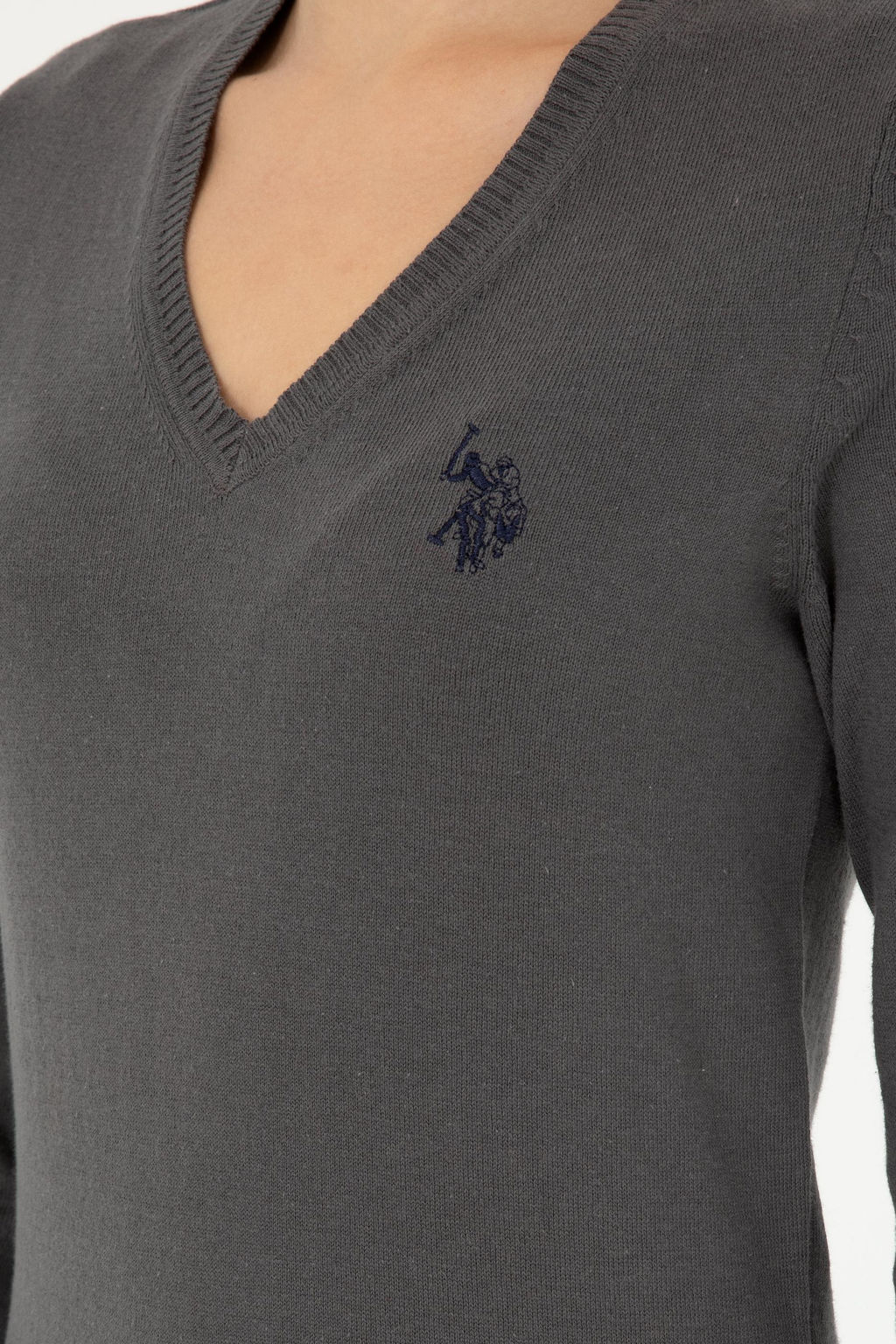 Женский базовый свитер антрацитового цвета с v-образным вырезом Неожиданная скидка в корзине - U.s. polo assn фото 7