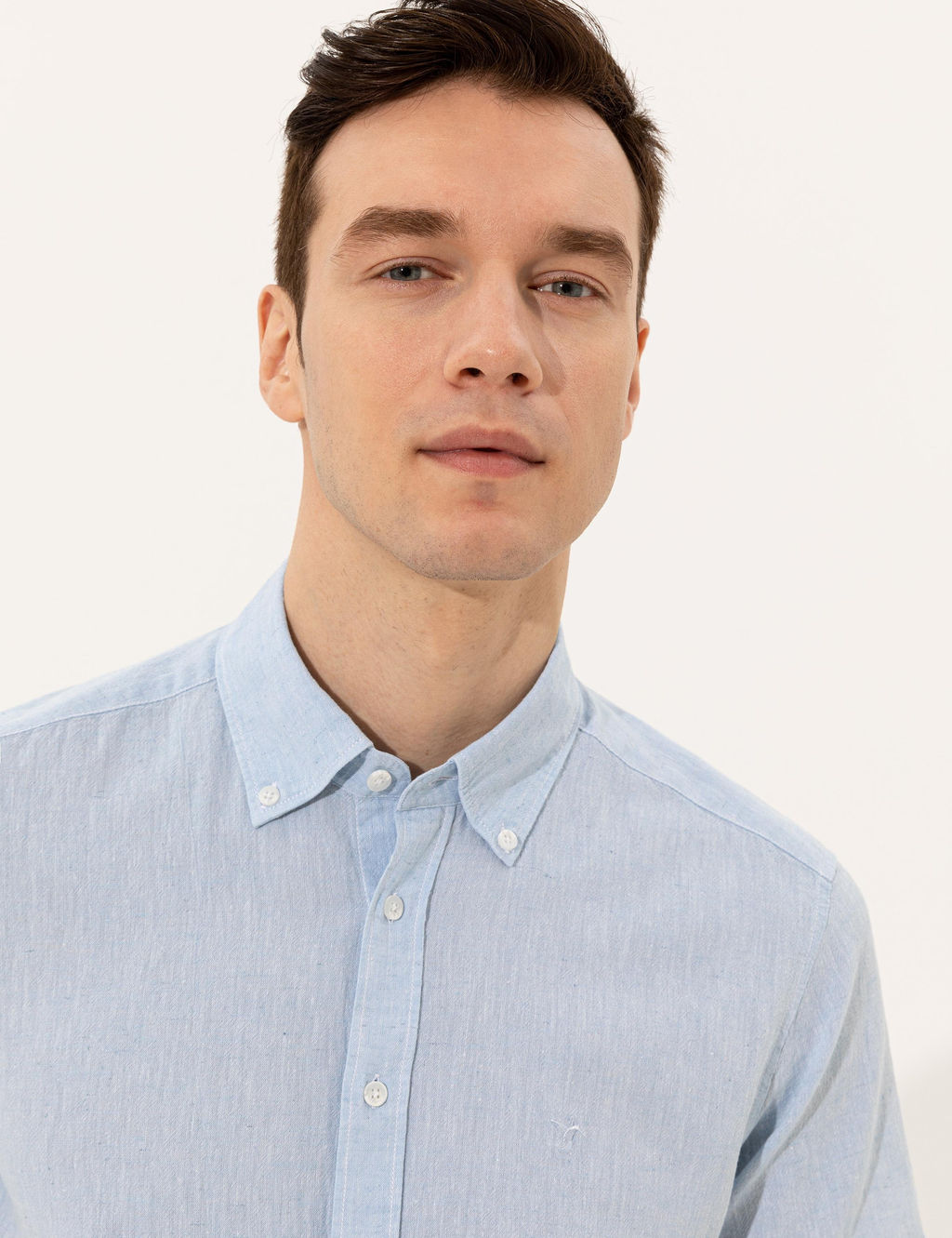 Голубая рубашка узкого кроя с коротким рукавом из смесового льна - Cacharel фото 2