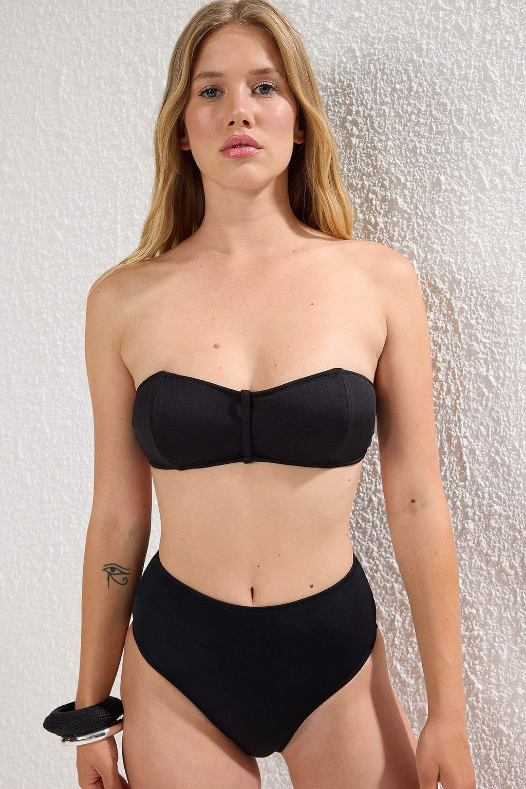 Trendyolmilla Siyah Balkonet Boyundan Baglamal? Bikini Ustu TBESS25BU00068