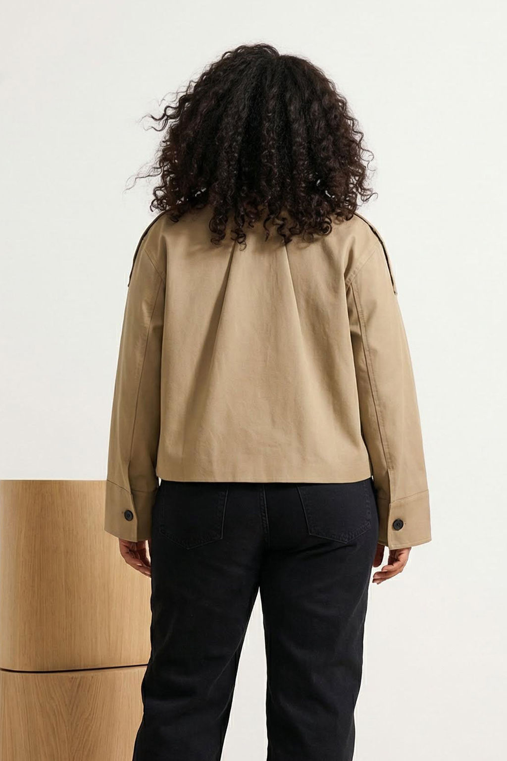 Bej Regular Buyuk Beden Dik Yaka Kemerli Kruvaze Kapama K?sa Trenckot TWOSS26BM00004 - Trendyolmilla фото 4