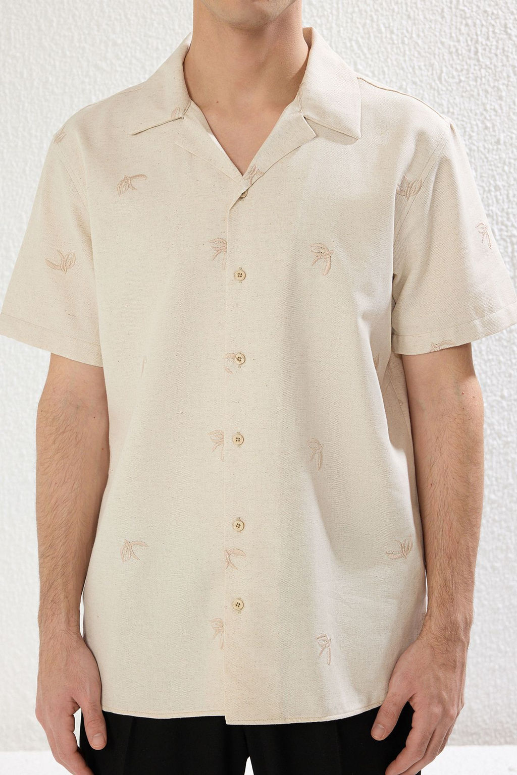 TRENDYOL MAN Ekru Regular Fit K?sa Kollu Nak?sl? Keten Gorunumlu Yazl?k Gomlek TMNSS25GO00025 - Trendyolmilla фото 4