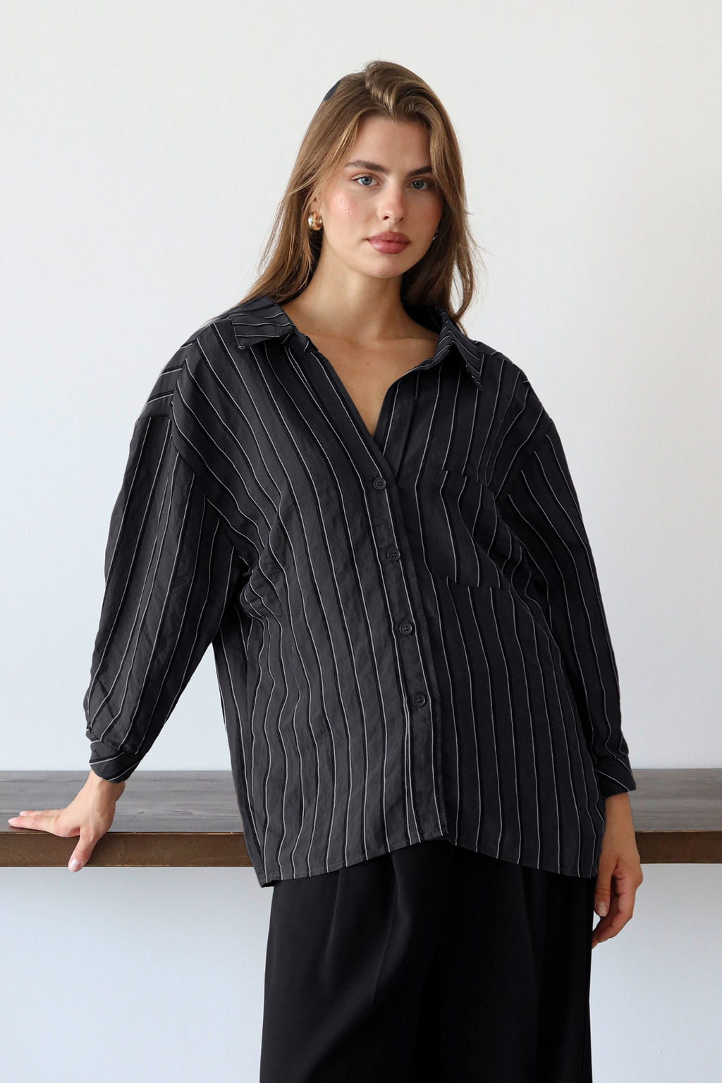 Siyah Cizgili Oversize/Genis Kal?p Dokulu Gomlek TWOAW26GO00083