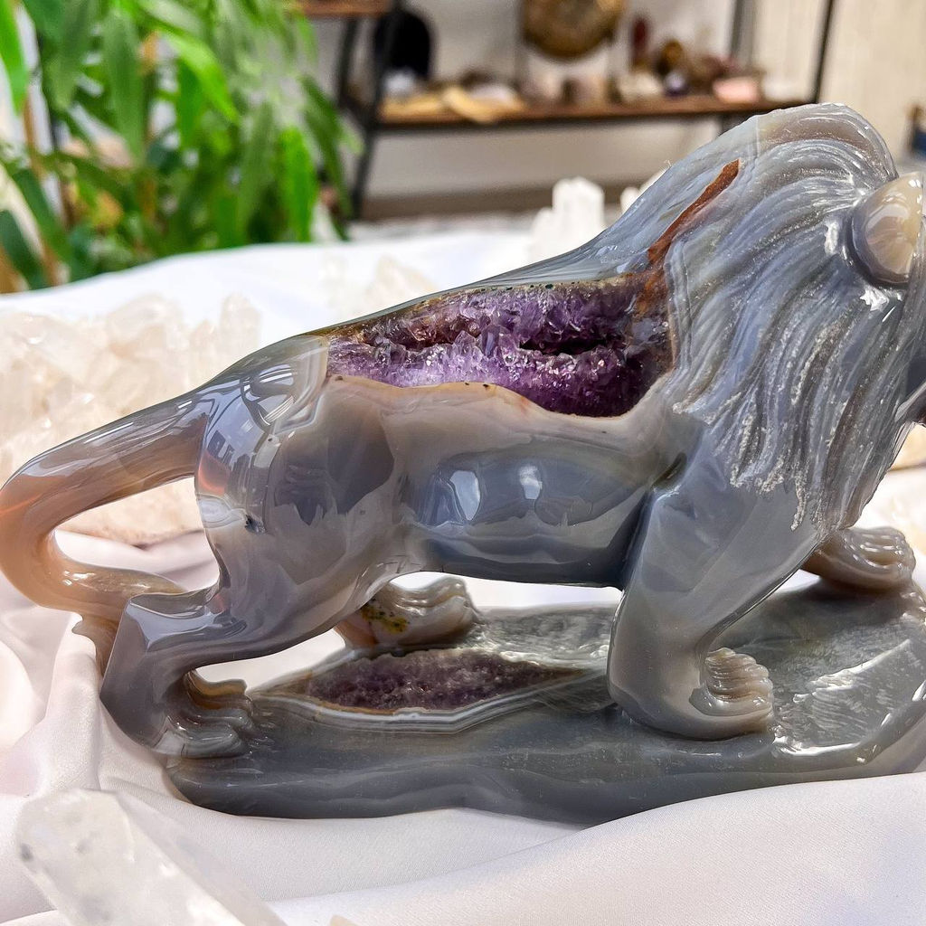 Лев резной из Агата с жеодой