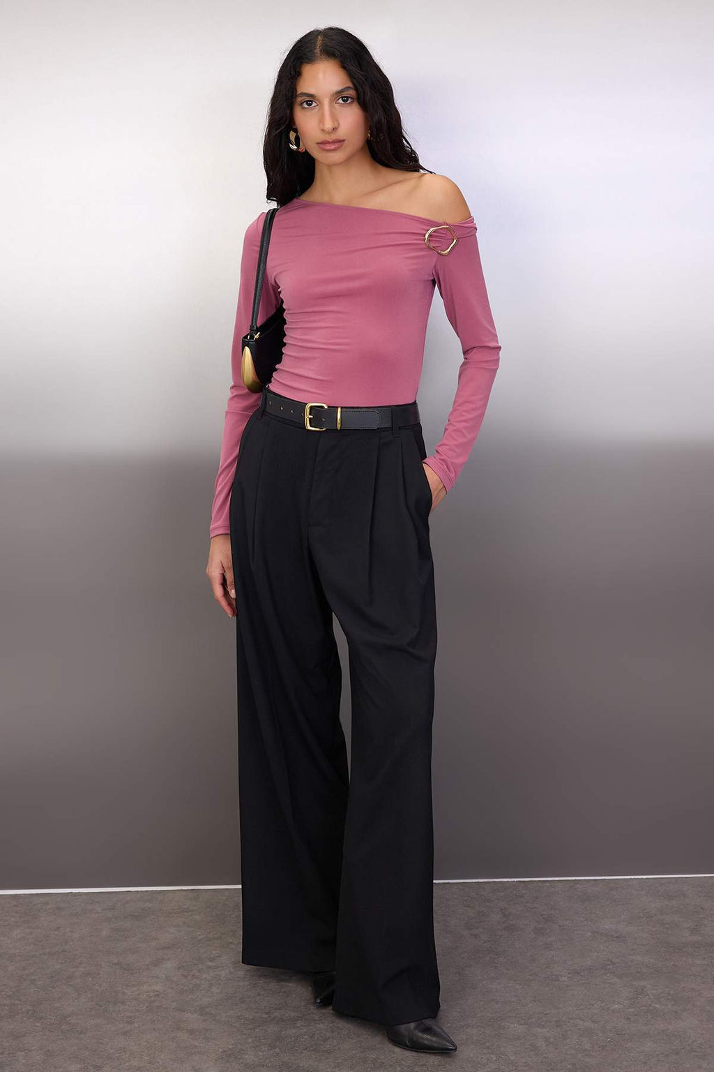 Gul Kurusu Fitted Dusuk Omuzlu Aksesuar Detayl? Asimetrik Yaka Esnek Orme Bluz TWOAW26BZ00075