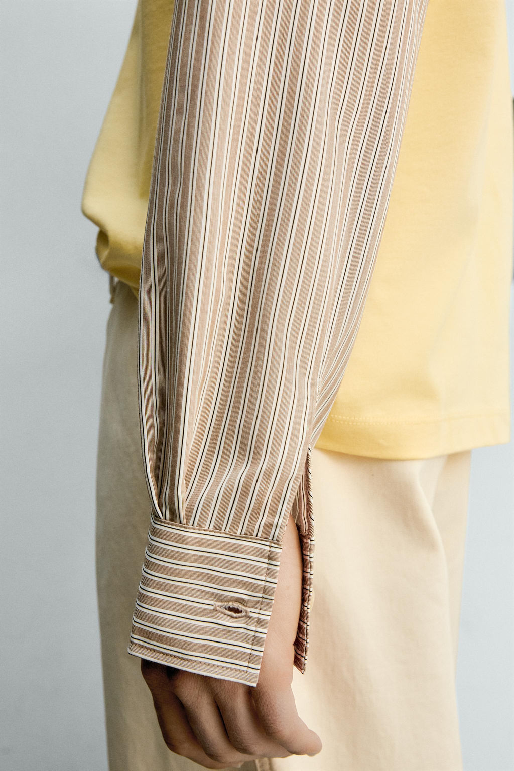 CAMISETA RELAXED FIT MANGAS CONTRASTE / Amarillo claro