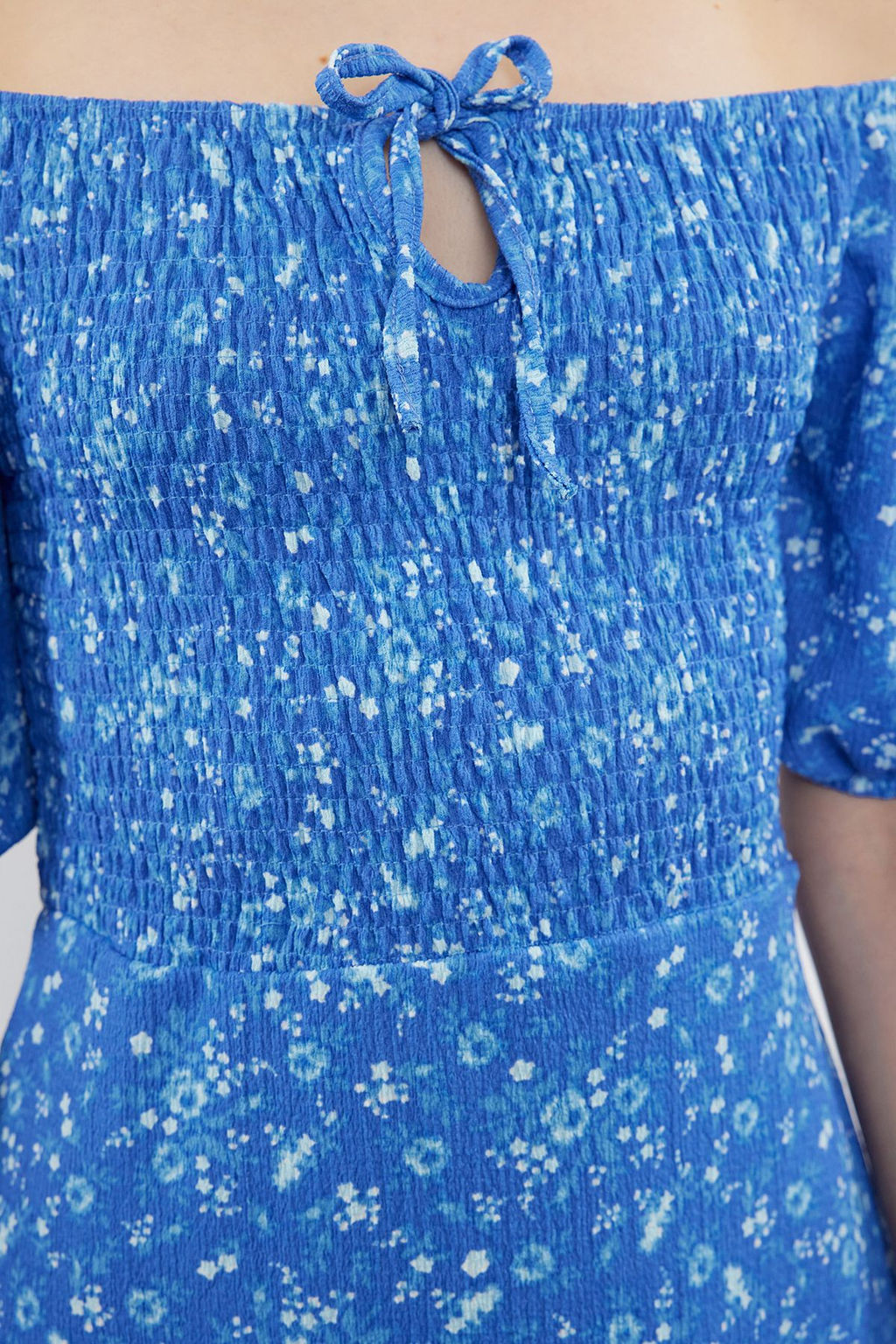 Mavi Cicekli Midi Gipeli Baglama Detayl? Belden Ac?lan Esnek Midi Elbise Orme Elbise TWOSS24EL01059