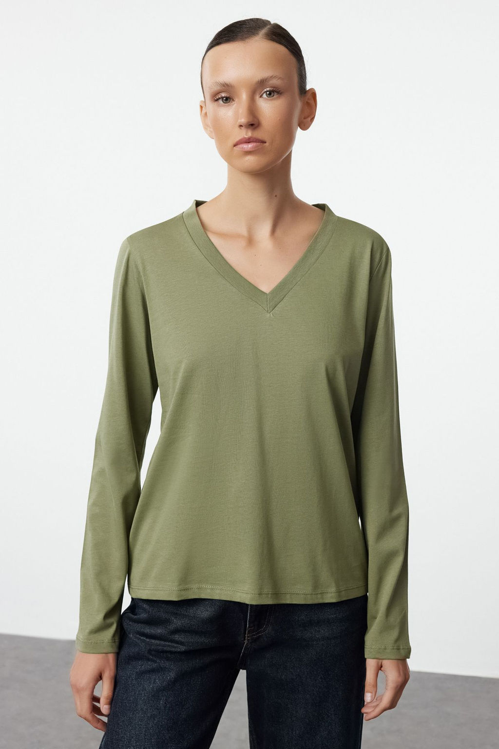 Trendyolmilla Siyah-Beyaz 2li Paket %100 Pamuk V Yaka Regular/Normal Kesim Orme T-Shirt TWOAW25TS00002