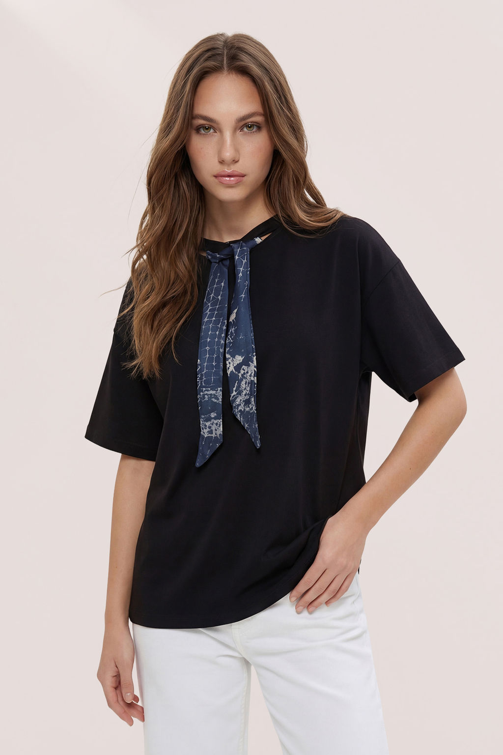 Siyah Oversize/Genis Kal?p Fular Detayl? Uzun 30/2 Penye Suprem Orme T-Shirt TWOSS26TS00057