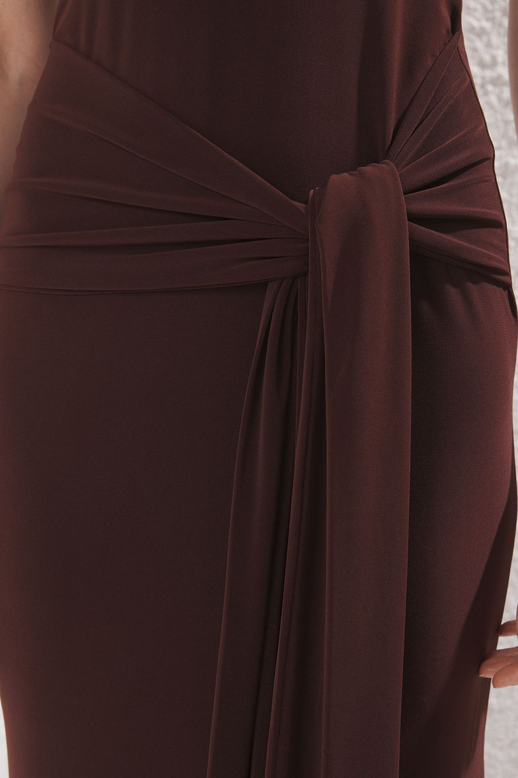 TRENDYOLMILLA Kahverengi Kusak Detayl? Halter Yaka Bodycone/Vucuda Oturan Esnek Maxi Orme Elbise TWOSS25EL00689 фото 3