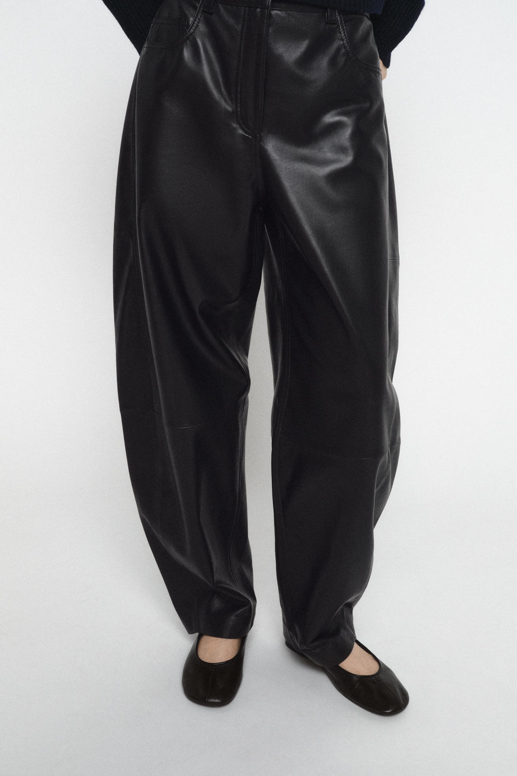 ZW COLLECTION LIMITED EDITION LEATHER BARREL TROUSERS - Zara фото 11