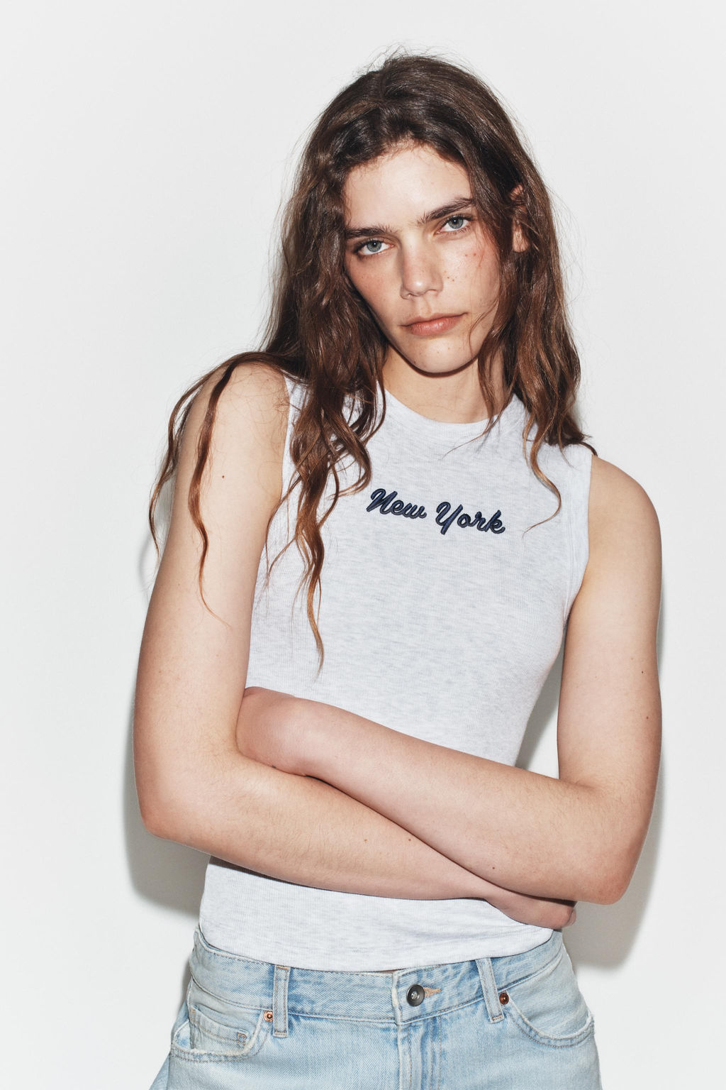 CAMISETA RIB BORDADO TEXTO / Gris vigor?