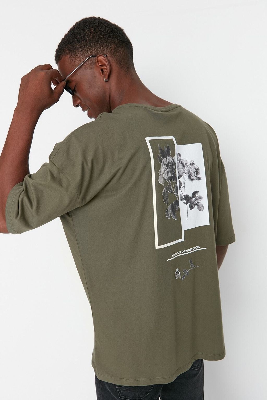 TRENDYOL MAN Tas Oversize/Genis Kesim Bisiklet Yaka Cicek Bask?l? K?sa Kol %100 Pamuklu T-Shirt TMNSS21TS1223 - Trendyolmilla фото 3