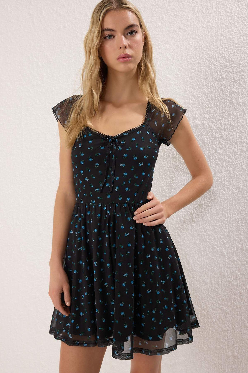 Trendyolmilla Cok Renkli Bask?l? Kalp Yaka Sortlu Esnek Orme Tulum TWOSS25TU00070  фото 2