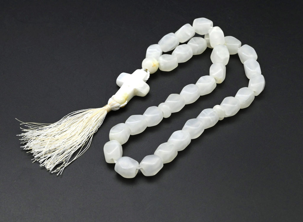 Четки из оникса светлого прямоугольник с гранями 13*10мм, с крестиком 40см