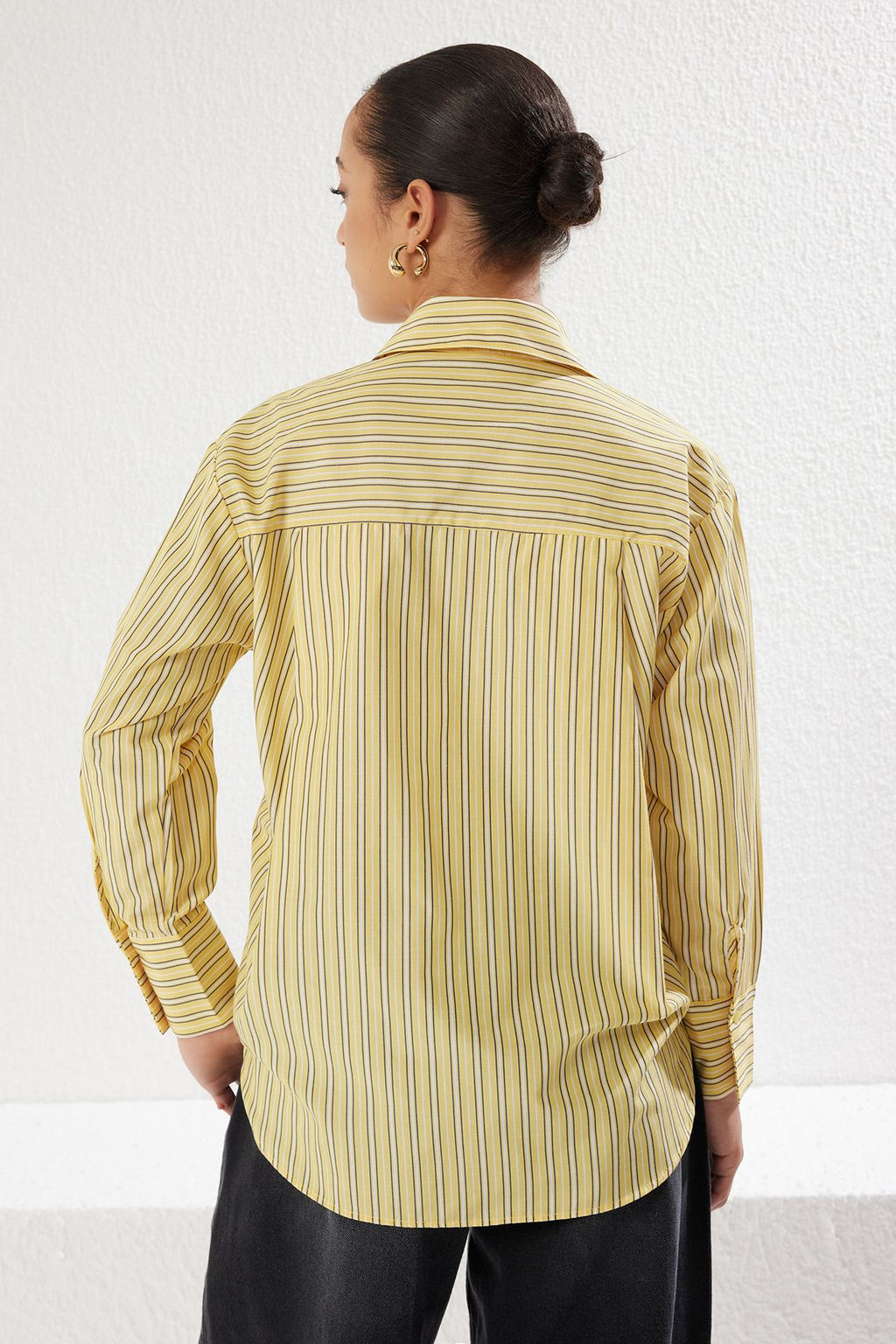 TRENDYOLMILLA Sar? Icinde Bustiyerli Cizgili Oversize Genis Kal?p Dokuma Gomlek TWOSS25GO00076  фото 9
