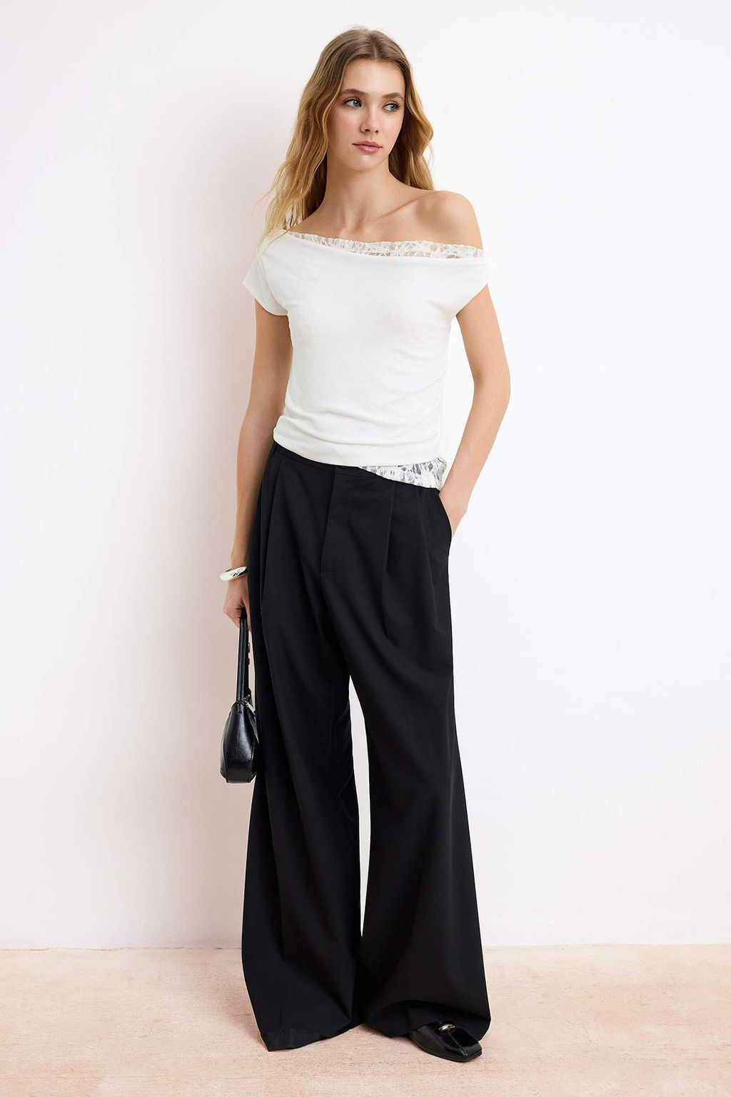 Ekru Fitted/Vucuda Oturan Asimetrik Yaka Dantel Detayl? Crop/K?sa Esnek Orme Bluz TWOSS26BZ00356 - Trendyolmilla фото 2