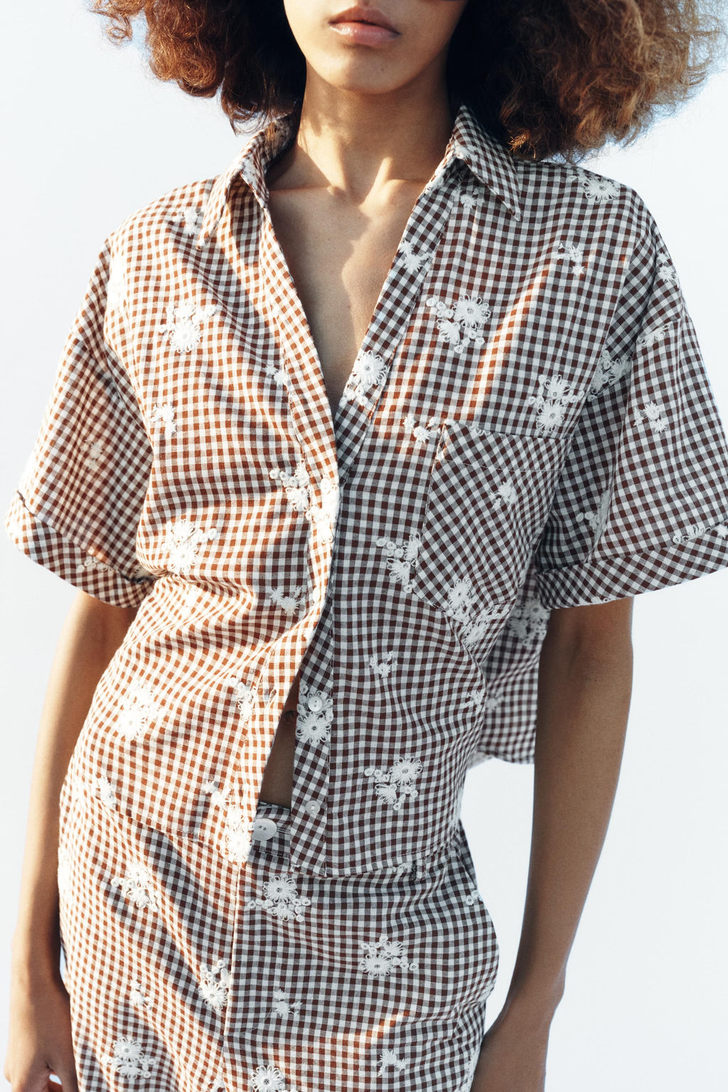 CAMISA CUADROS BORDADOS / Marr?n / Crudo