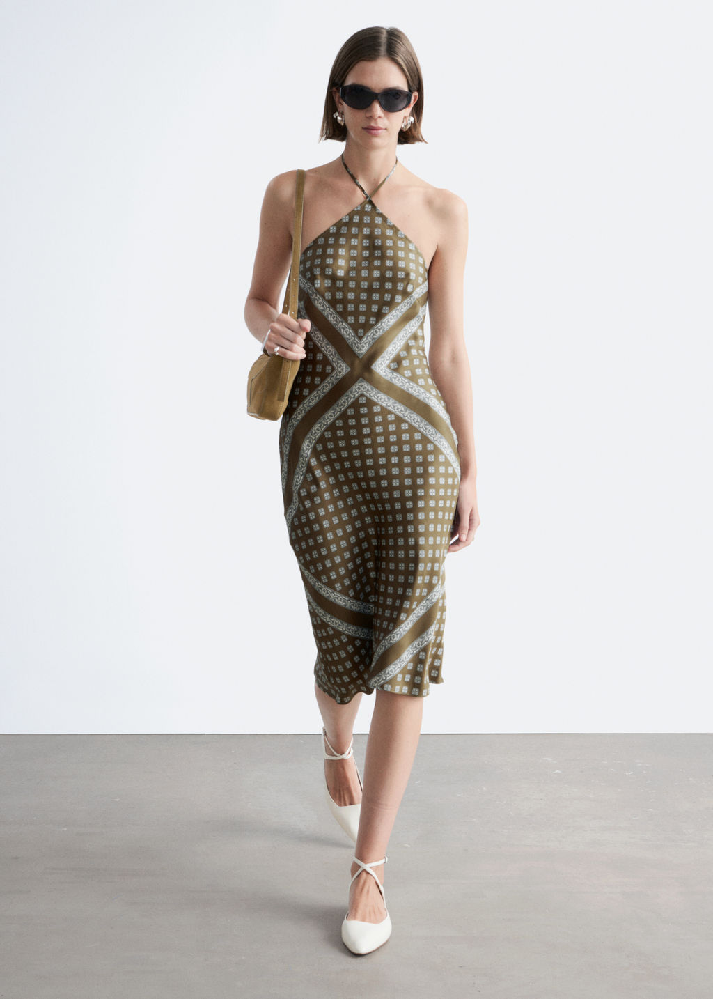 Vestido midi de seda con cuello halter - H&m фото 8