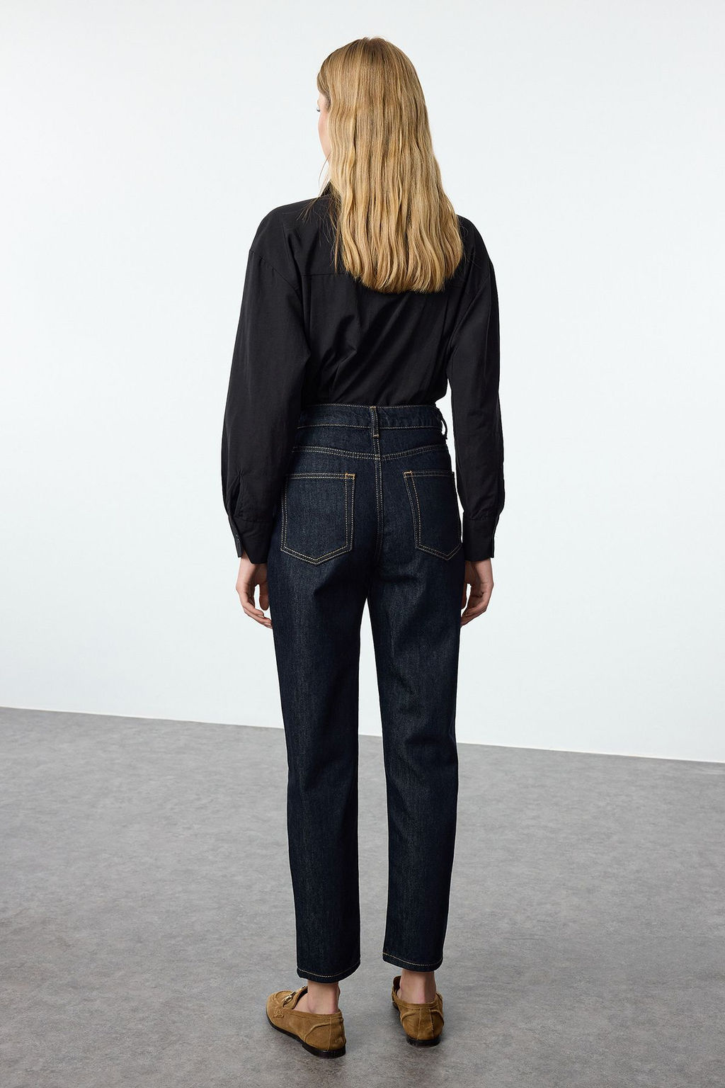 Koyu Mavi Yuksek Bel Mom Jeans TWOAW25JE00081 - Trendyolmilla фото 5