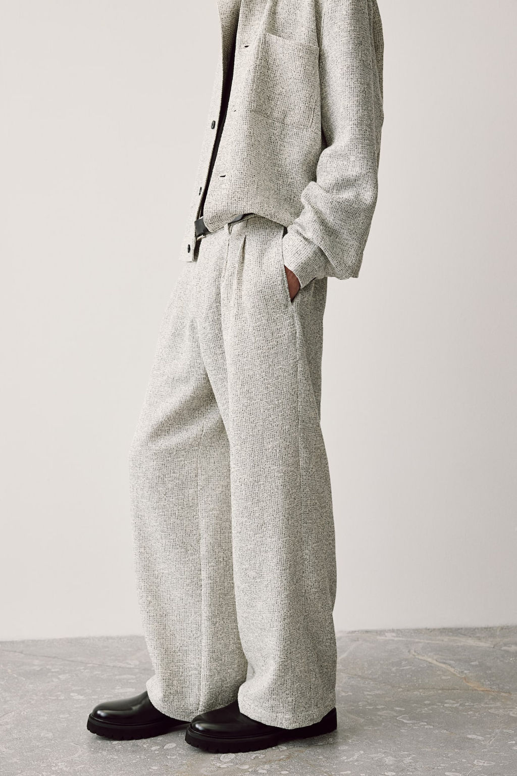 Pantalon brillante con textura Relaxed Fit - H&m фото 5