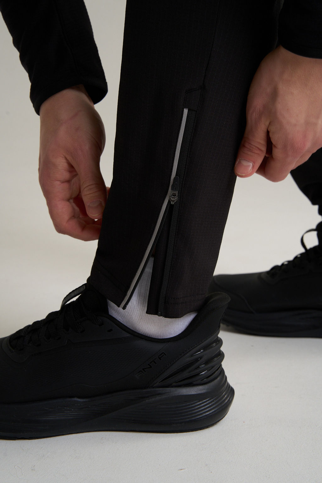 Брюки текстильные утепленные Черный ANTA RUNNING Woven Track Pants фото 9