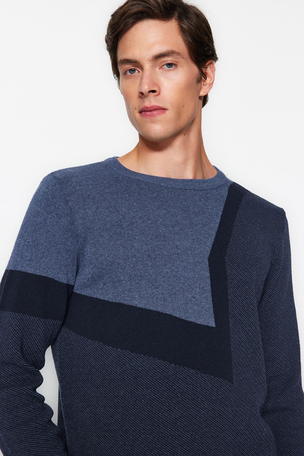 Trendyolmilla Man Indigo Slim Fit Pamuklu Bisiklet Yaka Renk Bloklu Triko Kazak TMNAW24KZ00024  фото 2