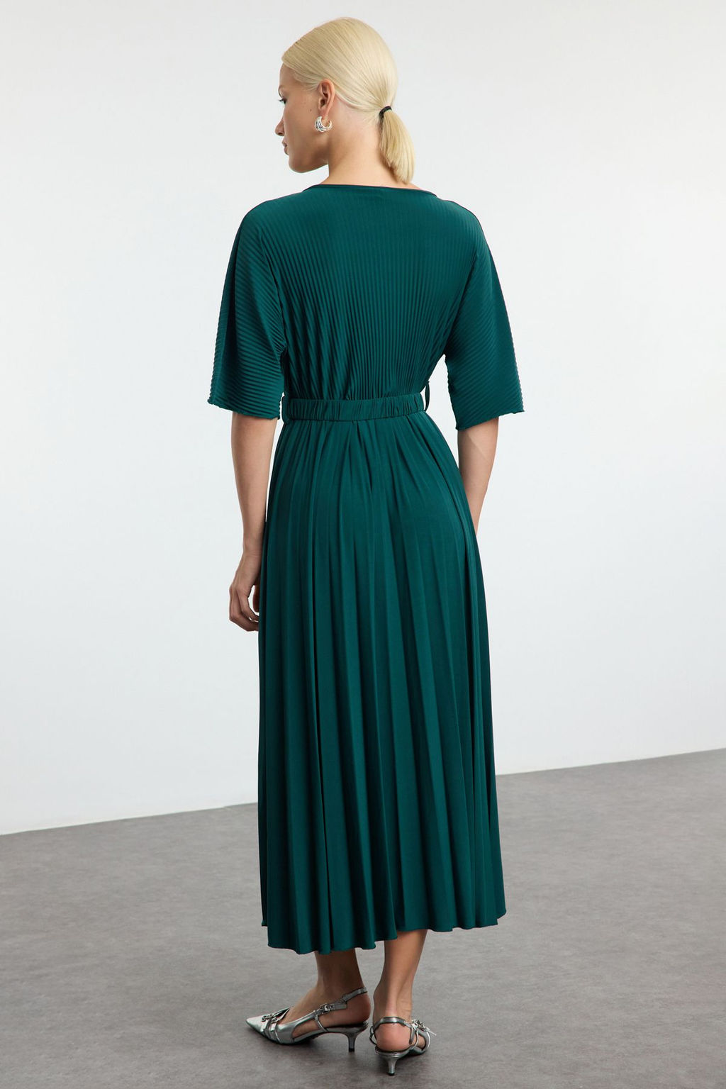 TRENDYOLMILLA Zumrut Yesili Skater Kemerli Truvakar Kollu Maxi Esnek Orme Elbise TWOAW25EL00465 фото 10