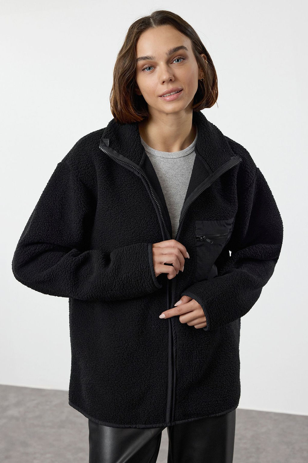 Winter Essentials Siyah Kal?n Polar Fermuarl? Dik Yaka Uzun Kol Cepli Orme Sweatshirt TWOAW24SW00071