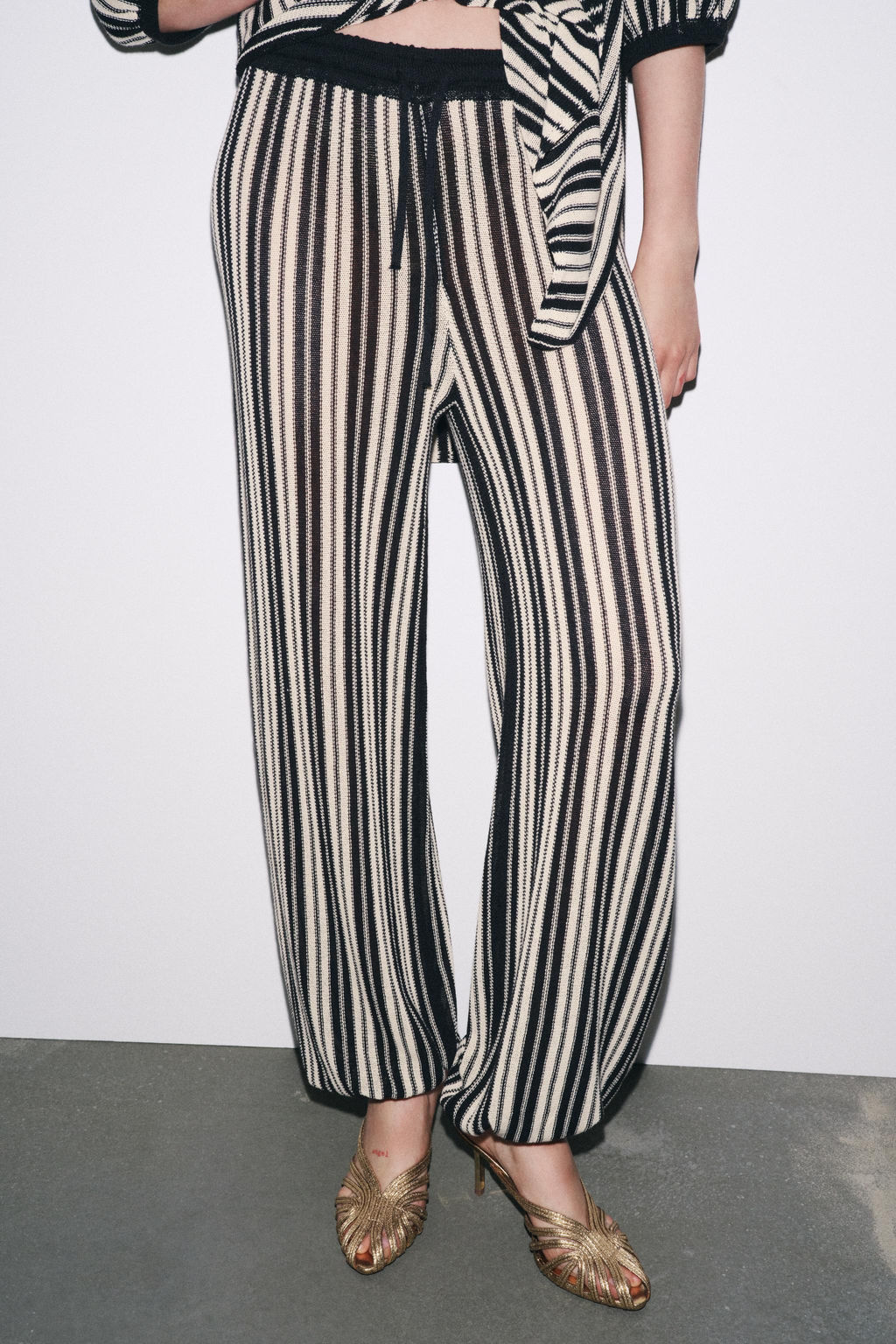 STRIPED CUFFED HEM LINEN BLEND TROUSERS - Zara фото 11