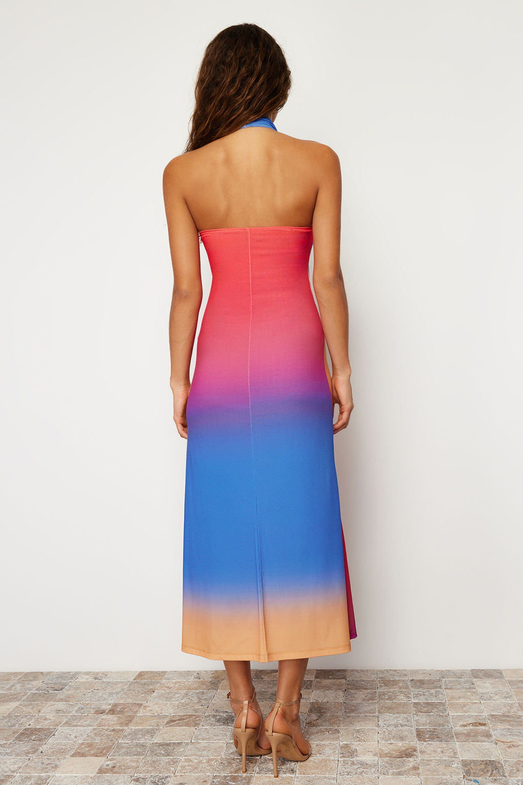 Cok Renkli Desenli Halter Yaka Vucuda Oturan Esnek Orme Midi Kalem Elbise TWOSS24EL00091 - Trendyolmilla фото 6