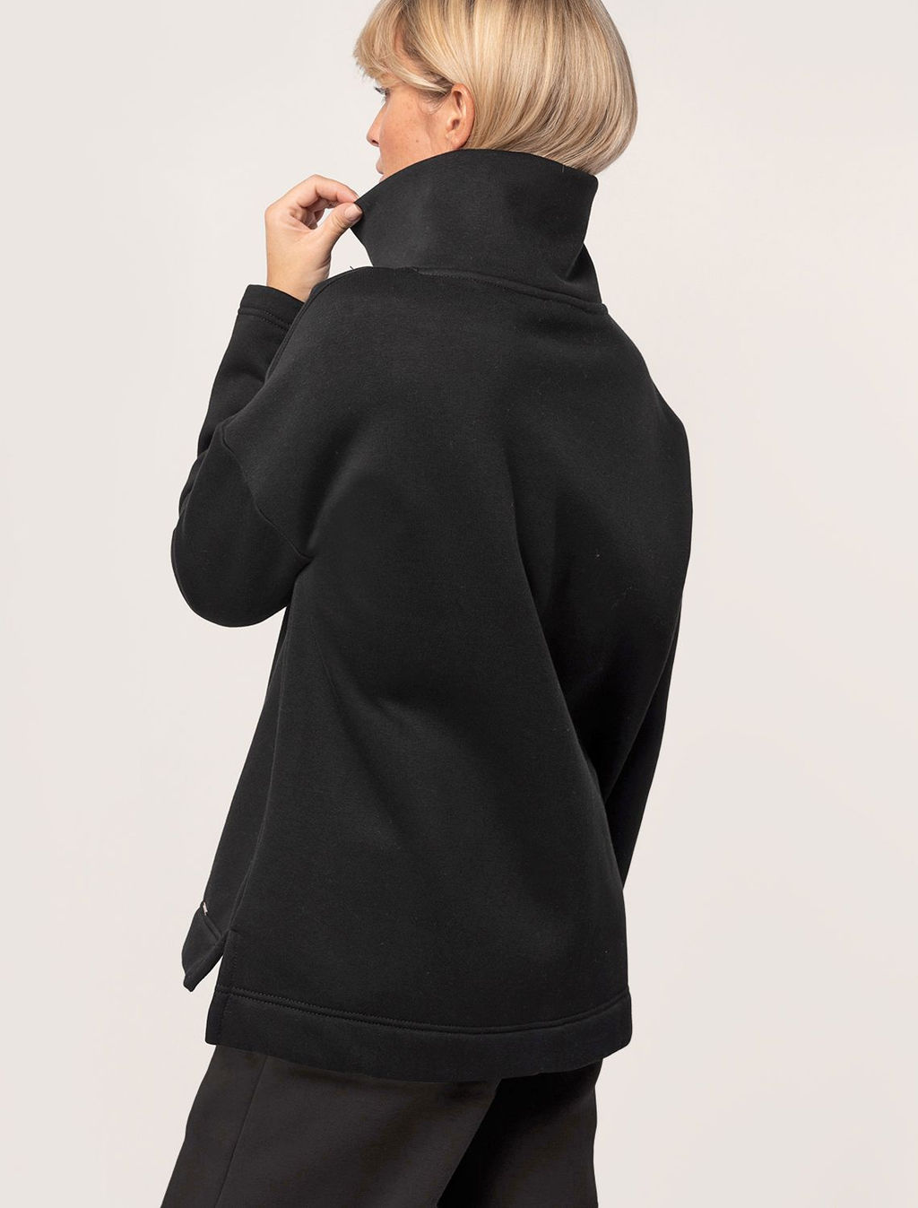 D49.060 Джемпер женский черный