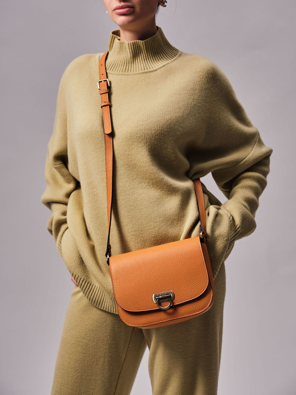 Сумка кожаная Azaro 30741 оранжевый карандаш