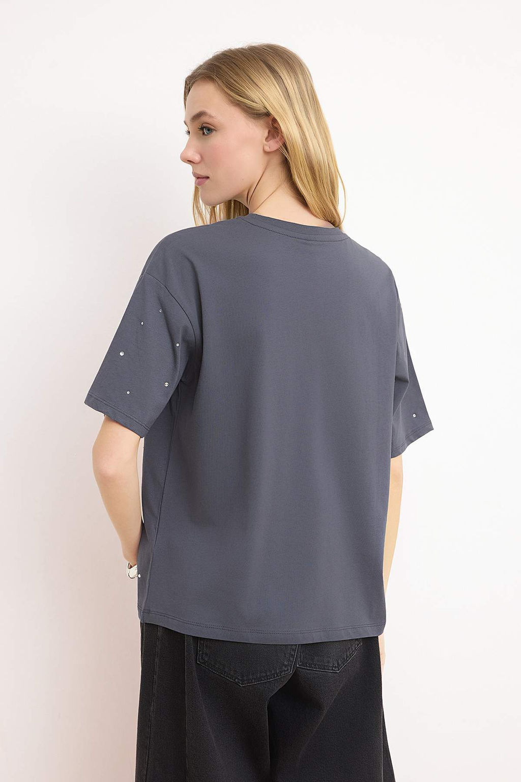 Antrasit %100 Pamuk Tas Detayl? Relaxed/Genis Rahat Kesim Bisiklet Yaka Orme T-Shirt TWOSS23TS00153