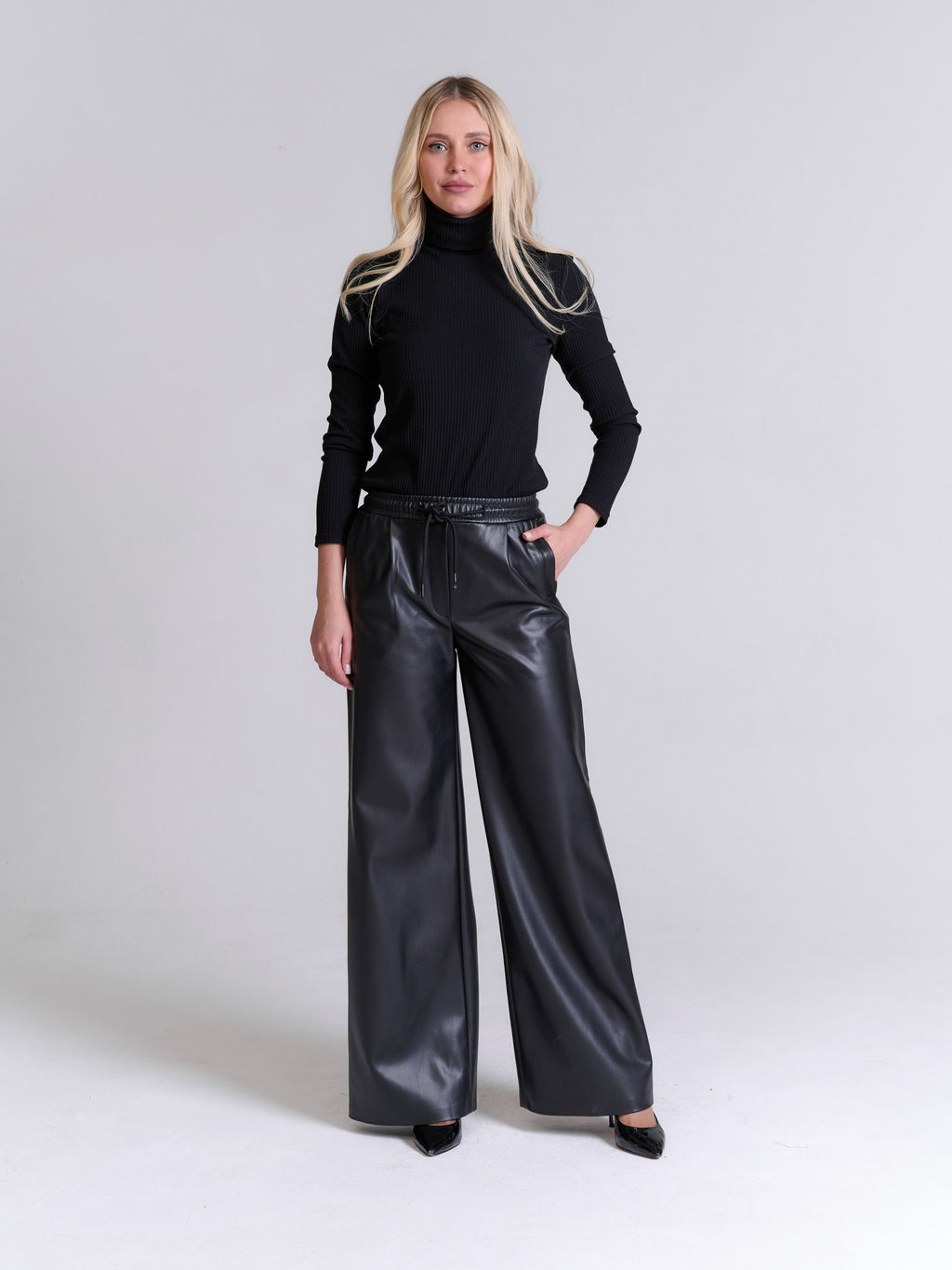 Широкие брюки из экокожи