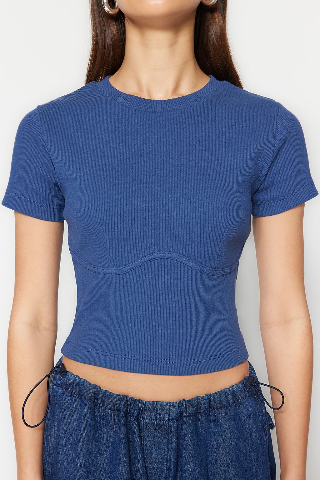 Trendyolmilla Beyaz Biye Detayl? Bisiklet Yaka Crop Fitilli Esnek Orme Bluz TWOAW21BZ0638 фото 26
