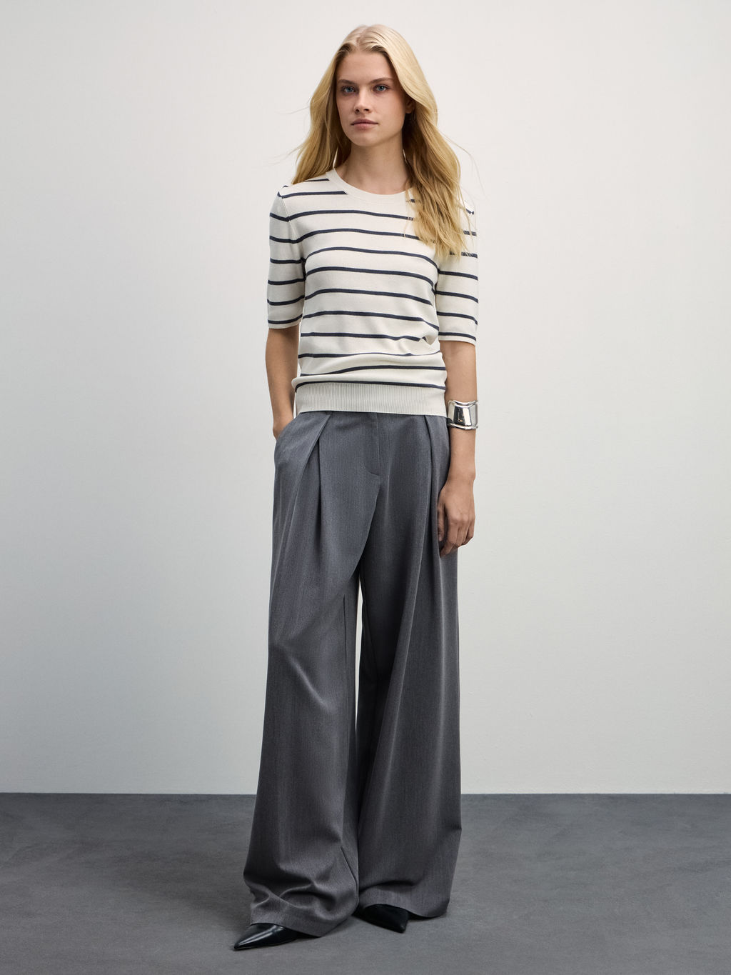 Базовый джемпер с коротким рукавом из вискозы / Zarina  фото 2