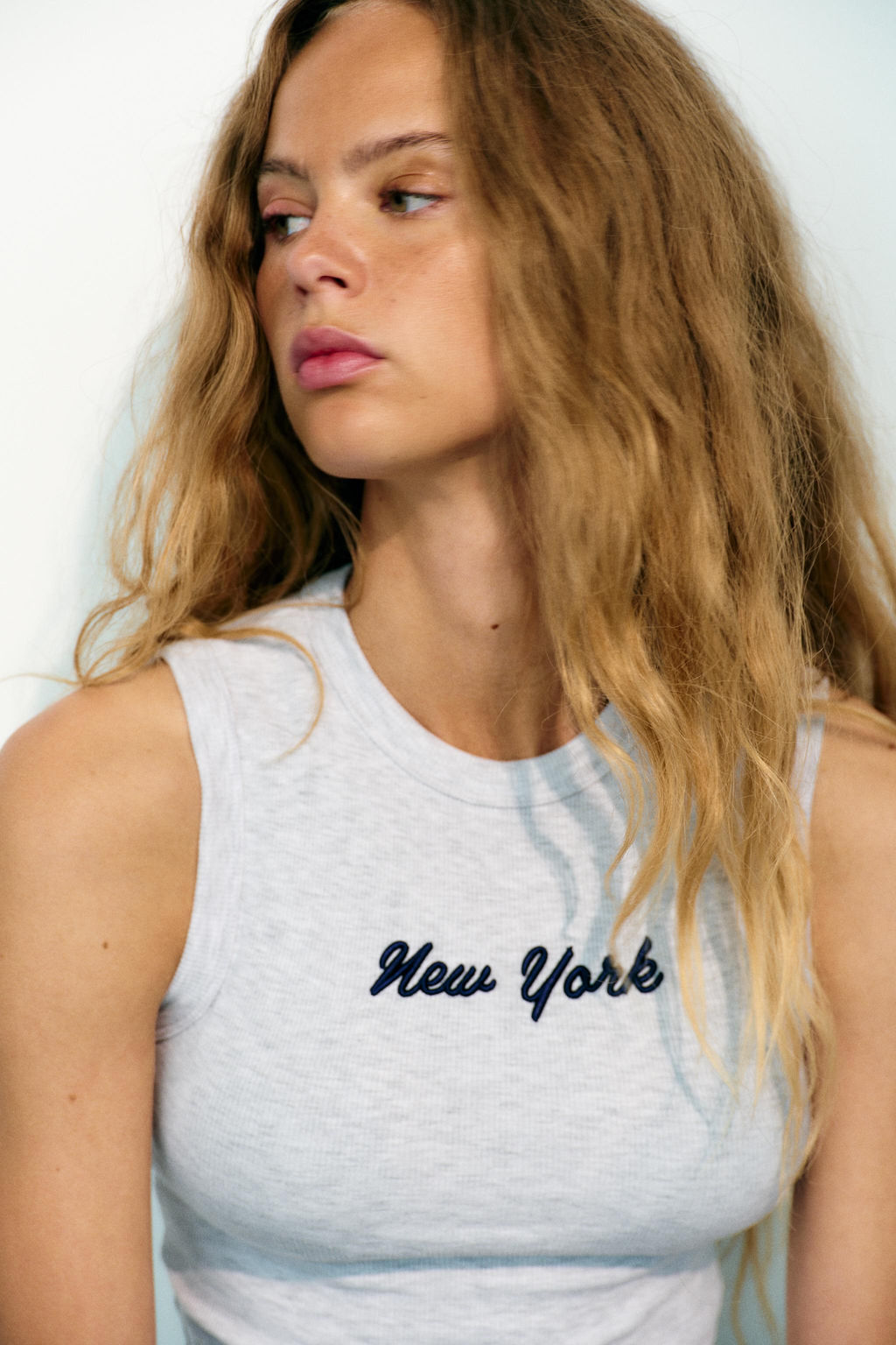 CAMISETA RIB BORDADO TEXTO / Gris vigor? - Zara фото 3