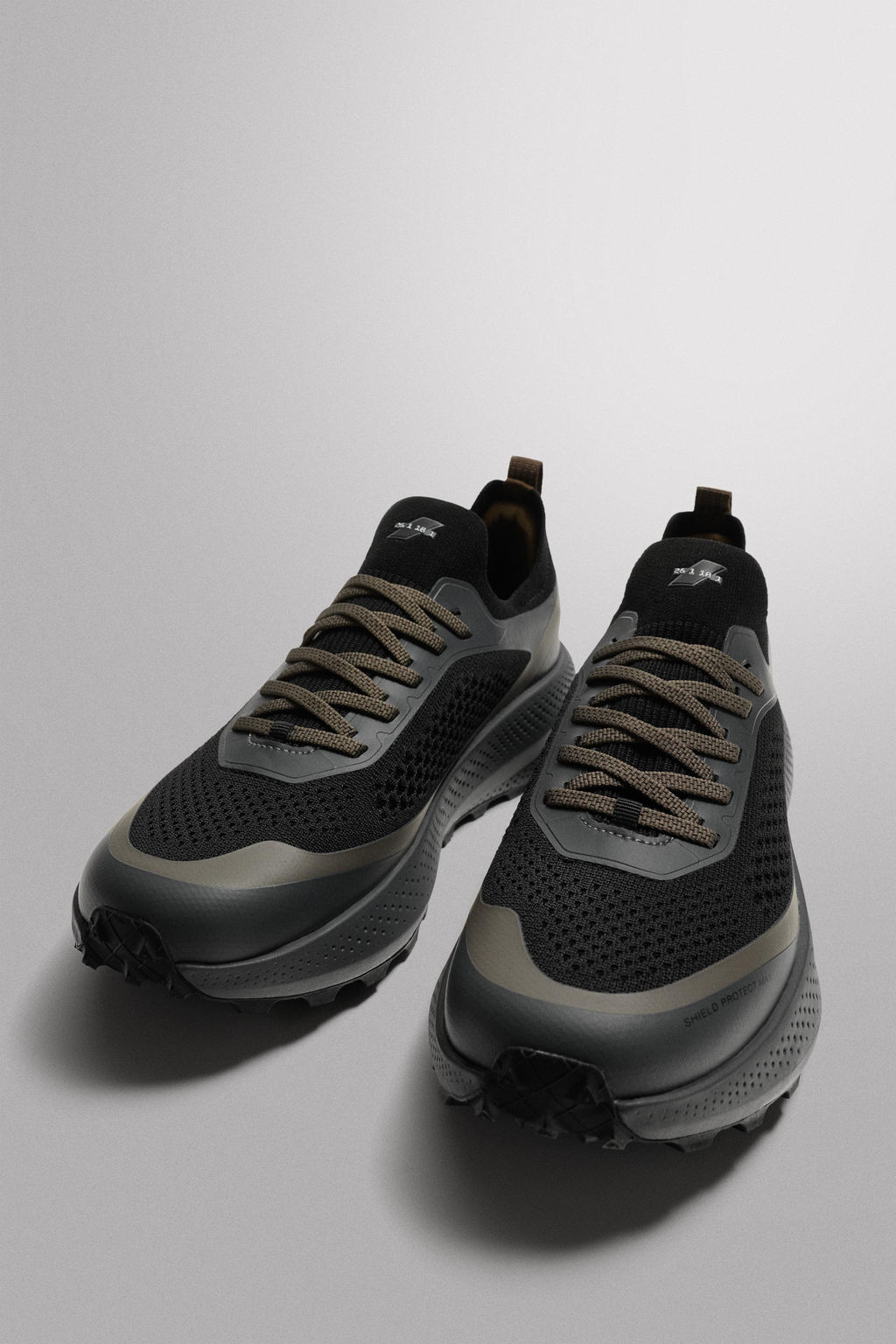 ZAPATILLA DE CORRER TRAIL / Negro