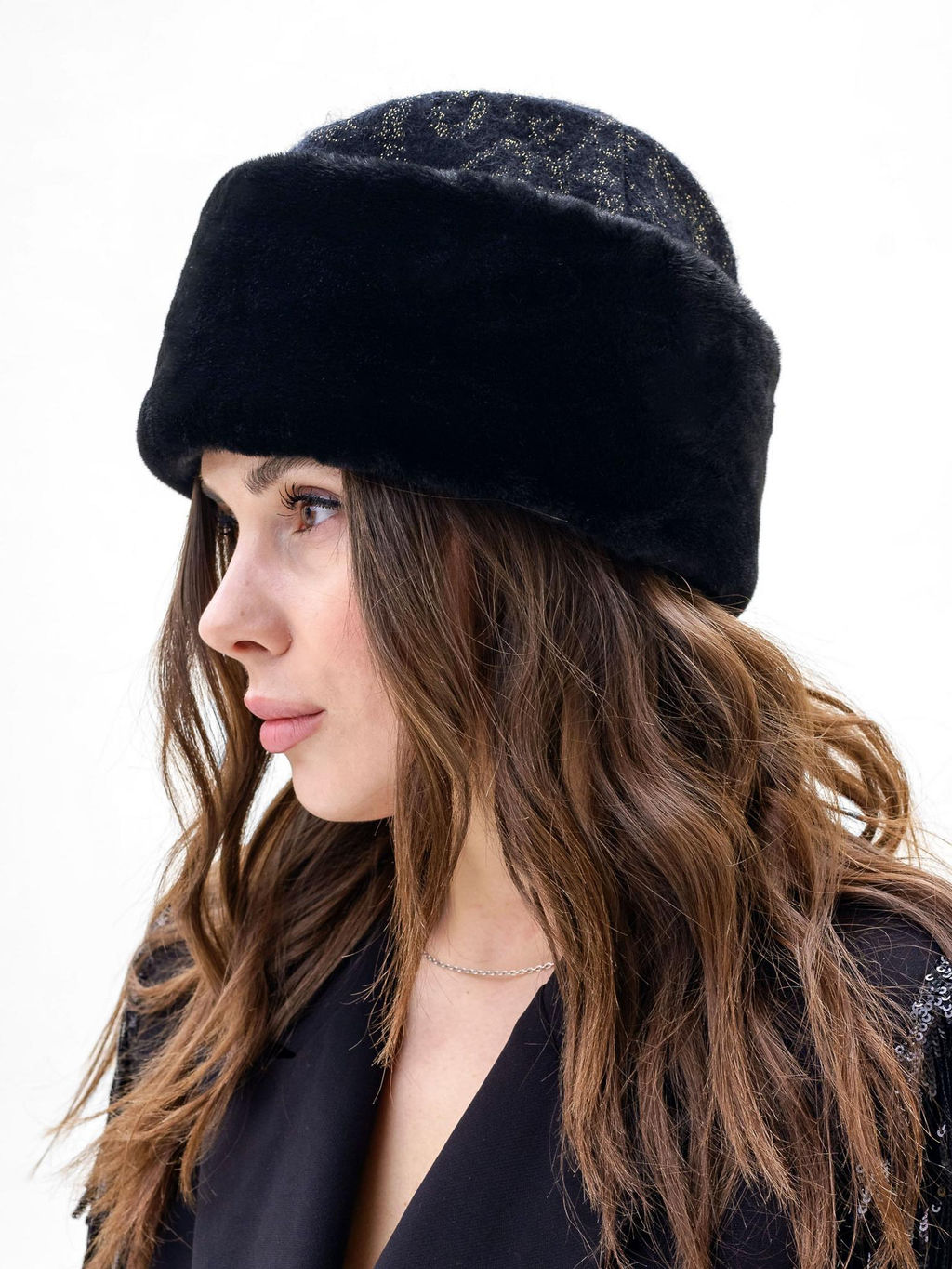 П26-32 Пилотка черное золото с мехом мутон