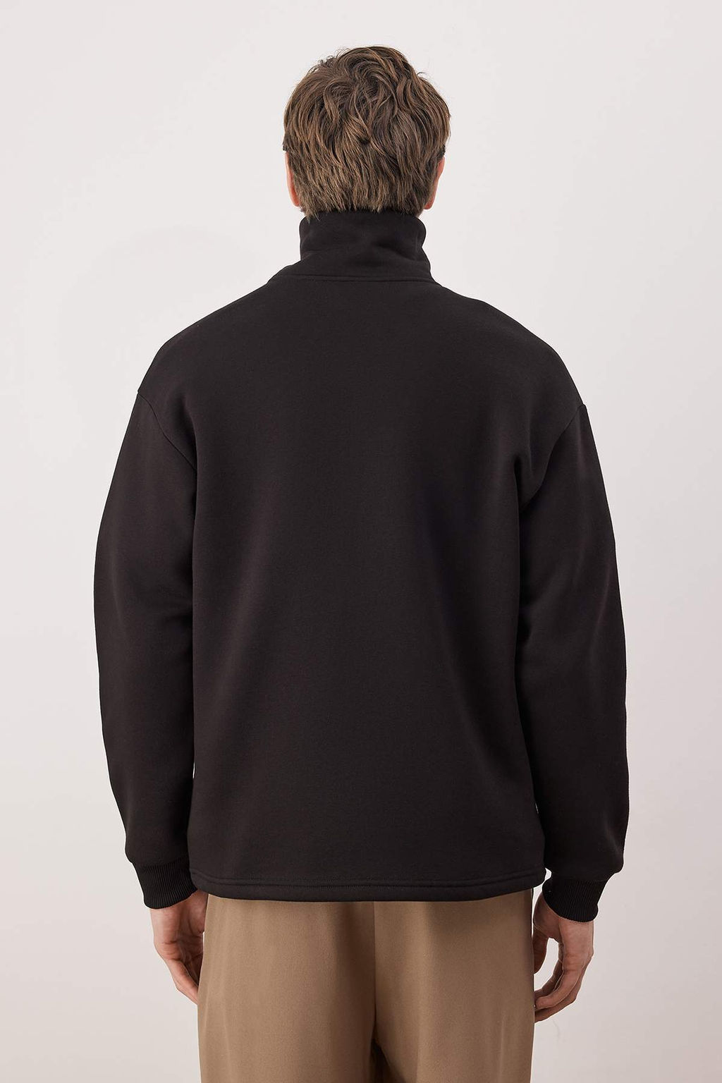 Siyah Yaka Detayl? Dik Yaka Yeni Oversize/Genis Kesim Kal?n/Ici Polarl? Sweatshirt TMNAW26SW00003