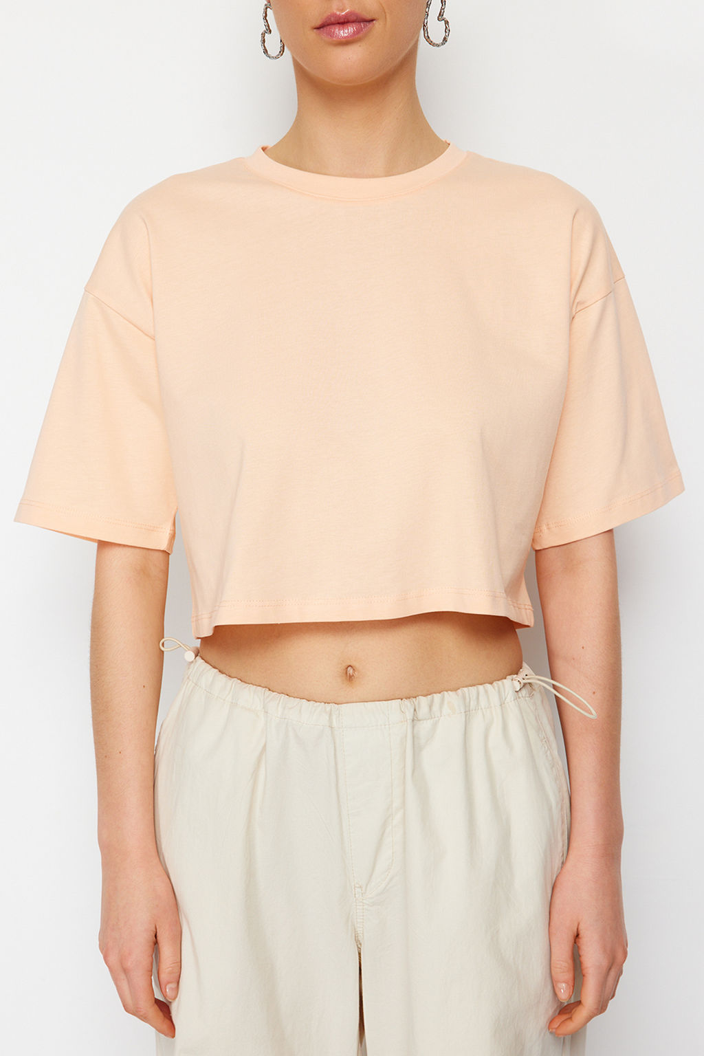 TRENDYOLMILLA Beyaz %100 Pamuk Premium Crop Bisiklet Yaka Orme T-Shirt TWOSS23TS00038  фото 20