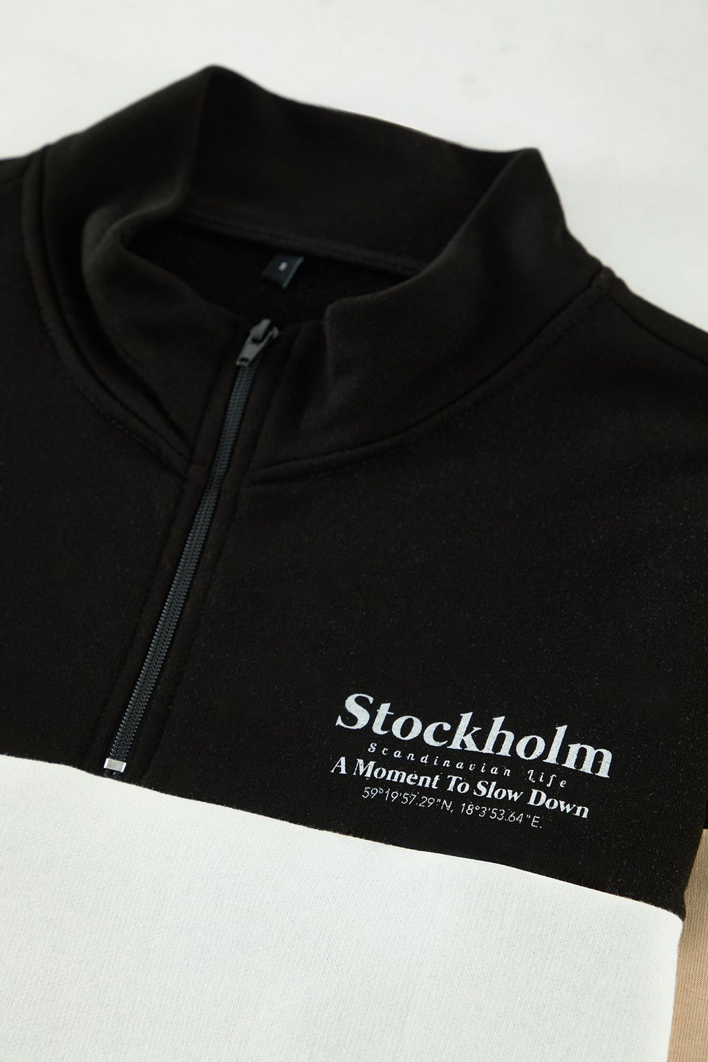 Ekru Oversize/Genis Kesim Renk Bloklu Dik Yaka Fermuarl? Sardonsuz Sweatshirt TMNAW25SW00052
