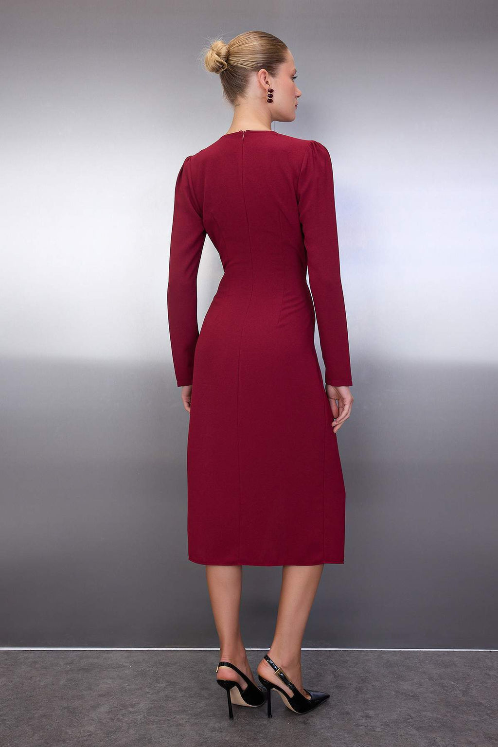 Siyah Cut out ve Aksesuar Detayl? Anvelop Etekli Midi Dokuma Elbise TWOAW26EL00179 - Trendyolmilla фото 8