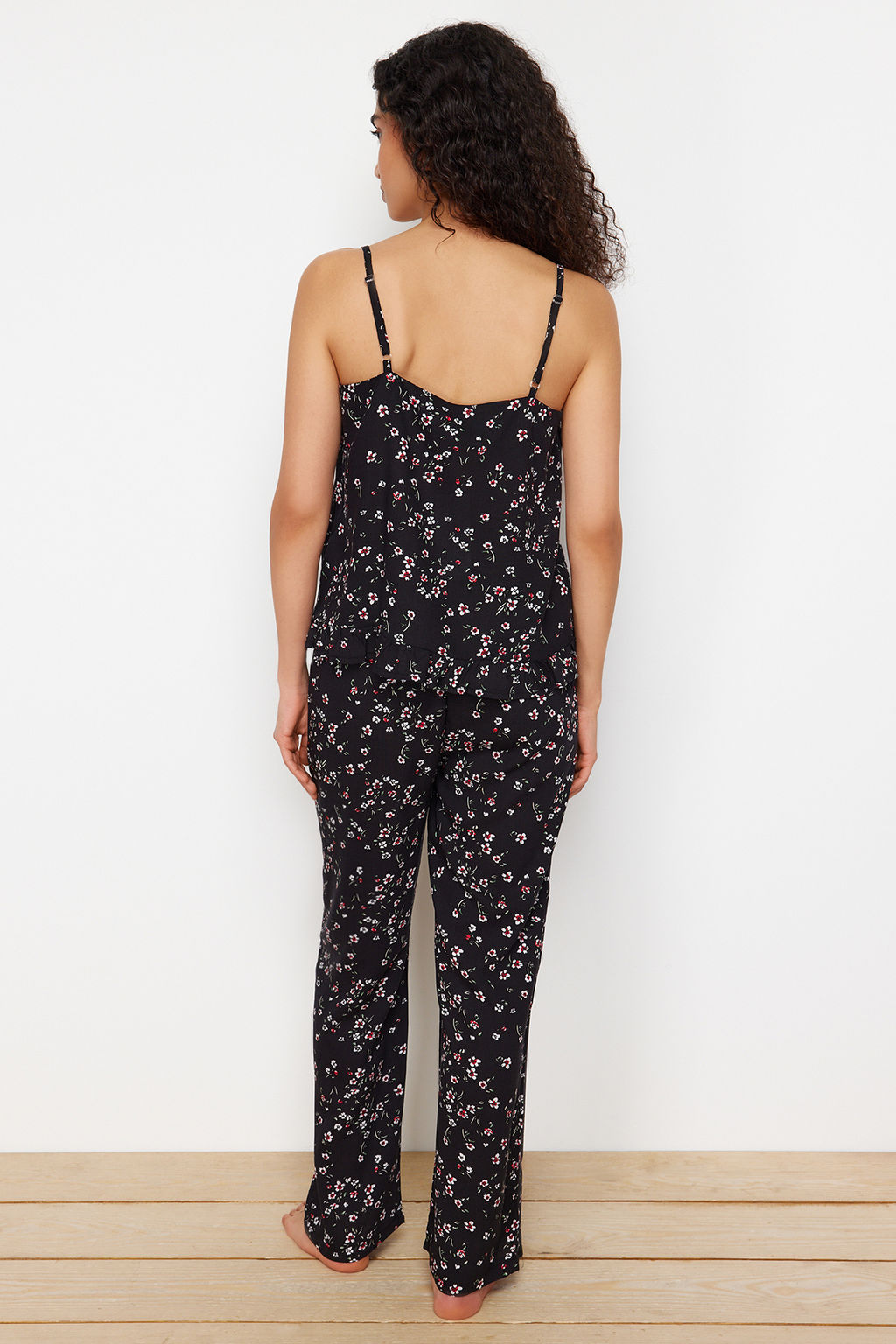 Trendyolmilla Siyah Cicekli F?rf?rl? Ip Ask?l? Viskon Dokuma Pijama Tak?m? THMSS24PT00301