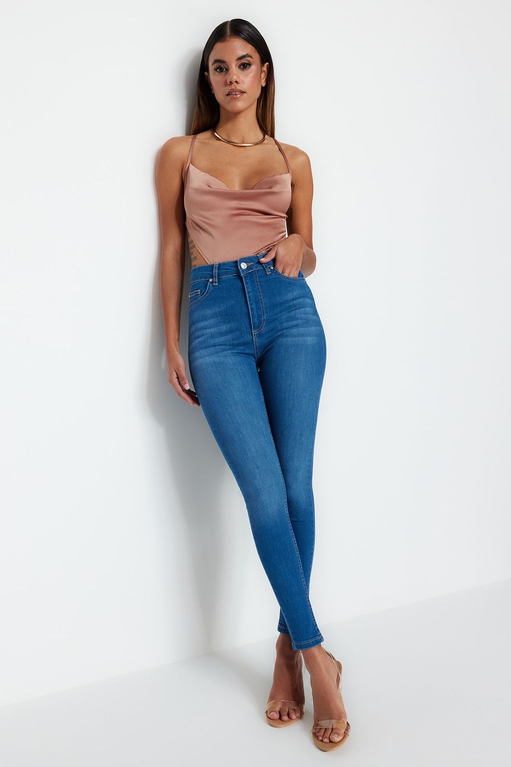 TRENDYOLMILLA Siyah Incelten Etki Super Yuksek Bel Skinny Jeans TWOSS23JE00080  фото 10