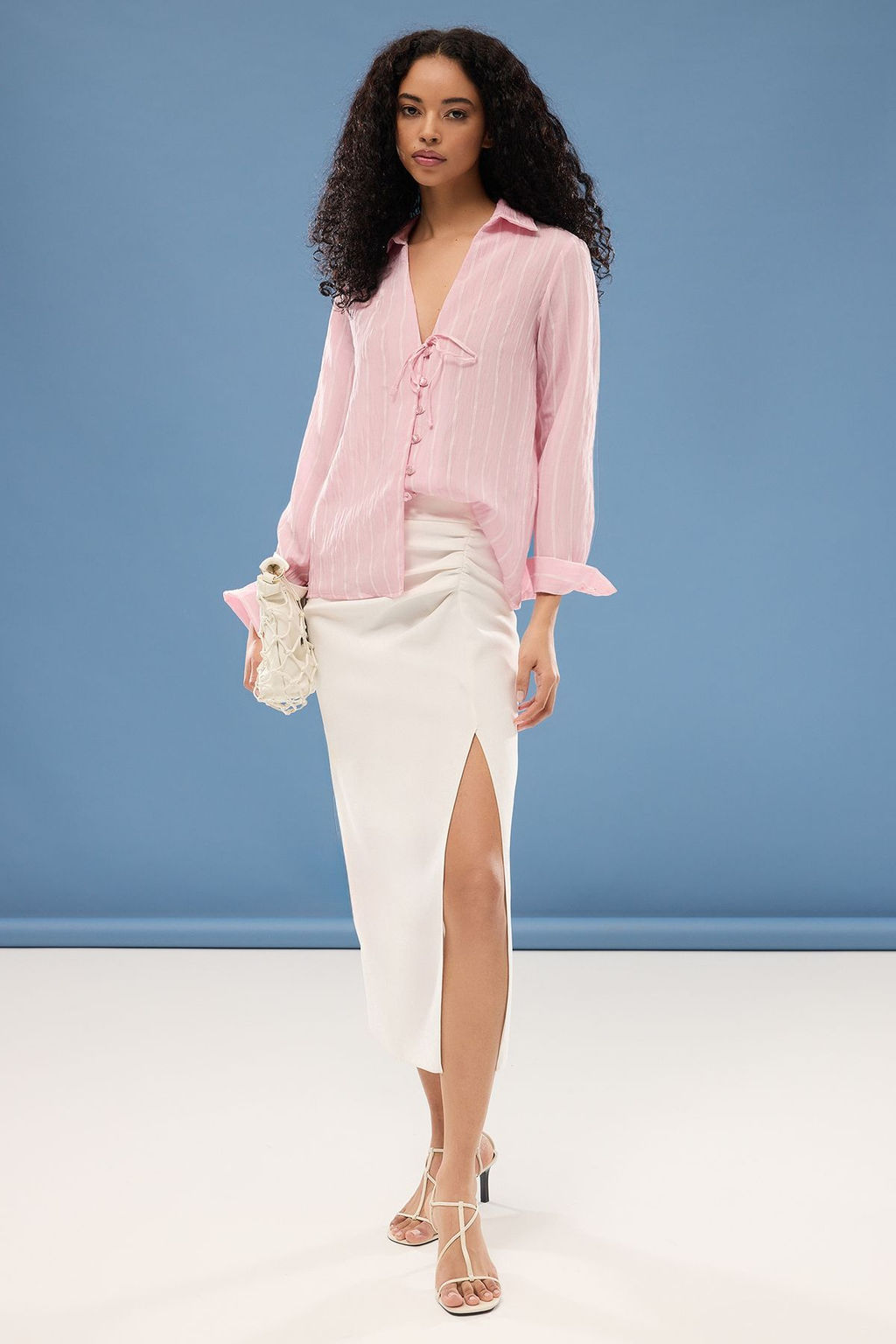 TRENDYOLMILLA Pembe Cizgili Dokulu Baglama Detayl? Regular Normal Kal?p Dokuma Gomlek TWOSS25GO00053  фото 2