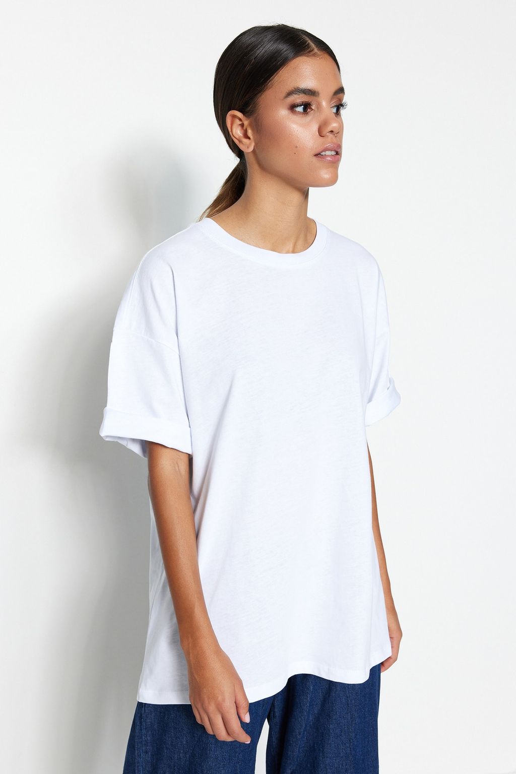 Beyaz %100 Kal?n Pamuklu Premium Oversize/Genis Kal?p Bisiklet Yaka Orme T-Shirt TWOSS23TS00040