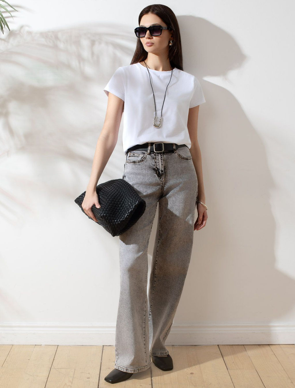 Джинсы трубы с декоративной стиркой из эластичного облегченного денима - Vilatte фото 5